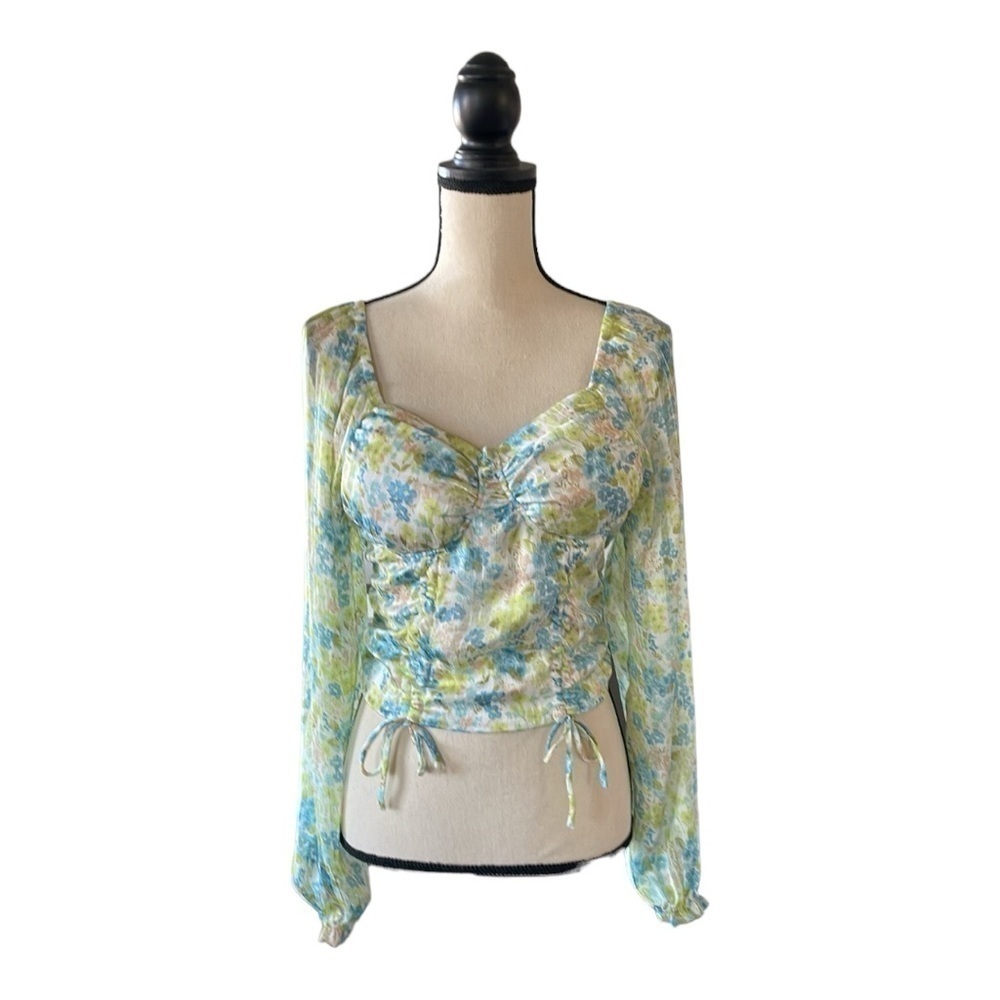 ♥️Madden NYC♥️Women’s long sleeve floral crop top size (Large)